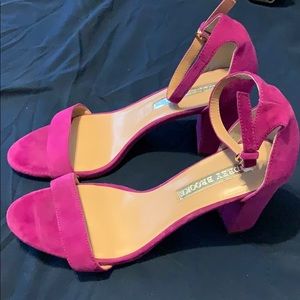 Hot pink size 9 very comfortable one wore one time